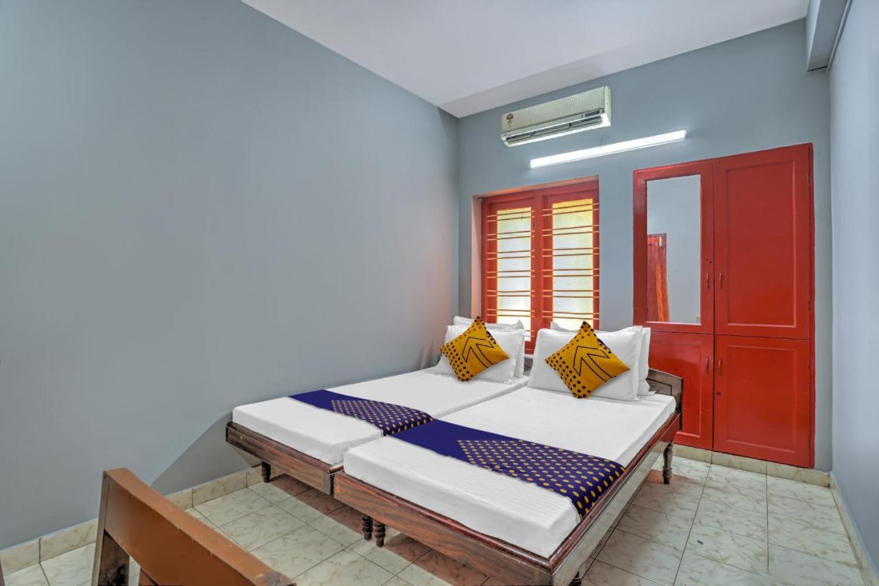 Spot On Kkp Tourist Home Thiruvananthapuram Ngoại thất bức ảnh